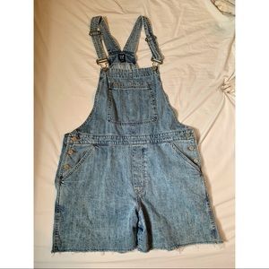 Large gap denim short overalls